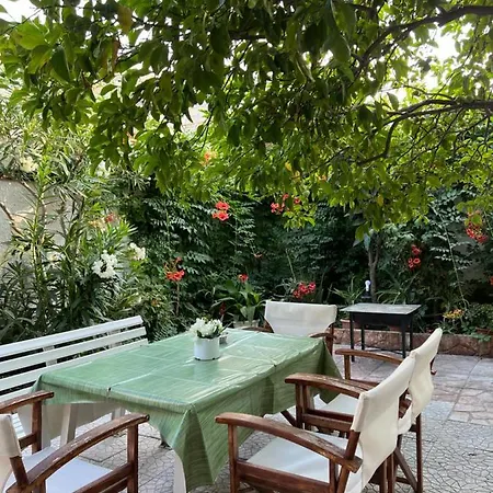 Apartment Cosy Guesthouse-souterrain With Garden In City Center