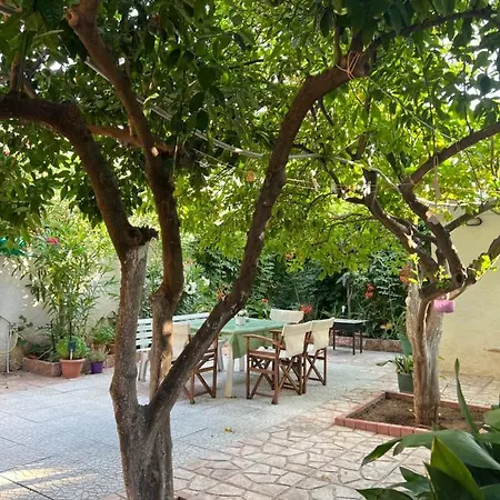 아파트 Cosy Guesthouse-souterrain With Garden In City Center Corinth
