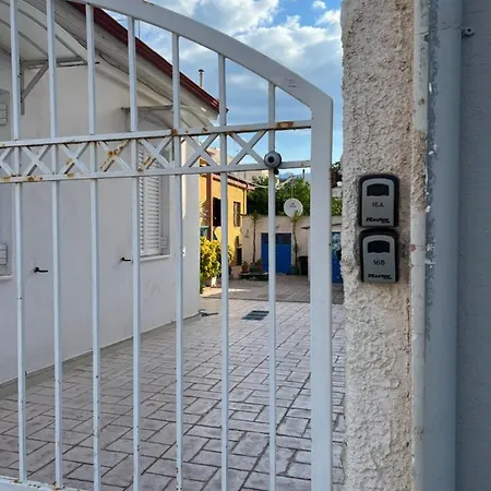 아파트 Cosy Guesthouse-souterrain With Garden In City Center Corinth