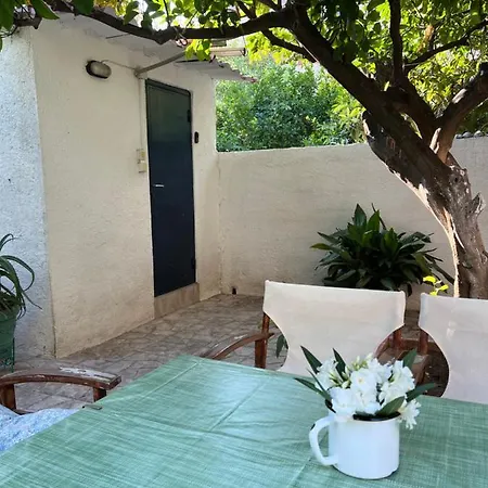 Cosy Guesthouse-souterrain With Garden In City Center * Corinth