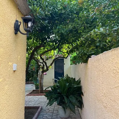 아파트 Cosy Guesthouse-souterrain With Garden In City Center *