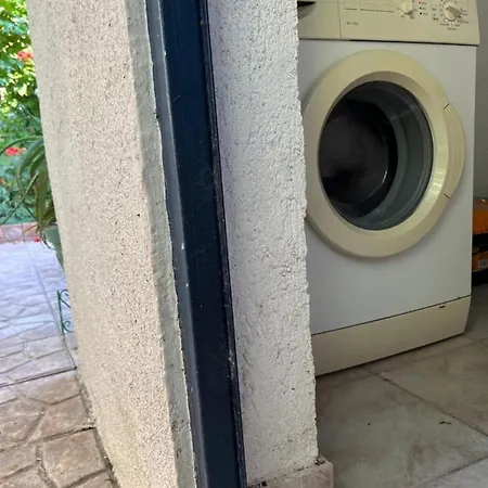 아파트 Cosy Guesthouse-souterrain With Garden In City Center