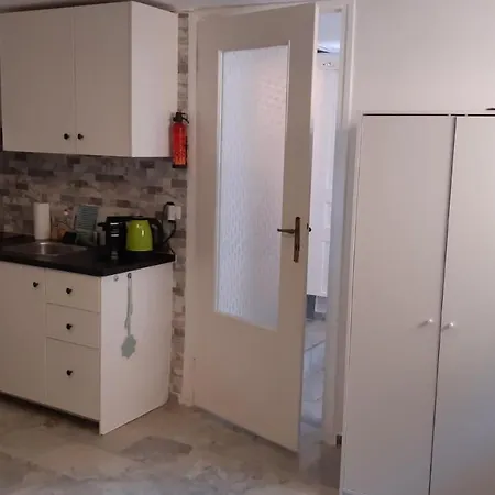 Cosy Guesthouse-souterrain With Garden In City Center * Corinth