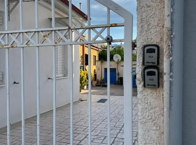 Lägenhet Cosy Guesthouse-souterrain With Garden In City Center Corinth