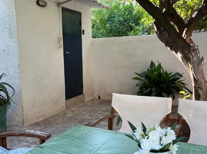 Cosy Guesthouse-souterrain With Garden In City Center * Corinth