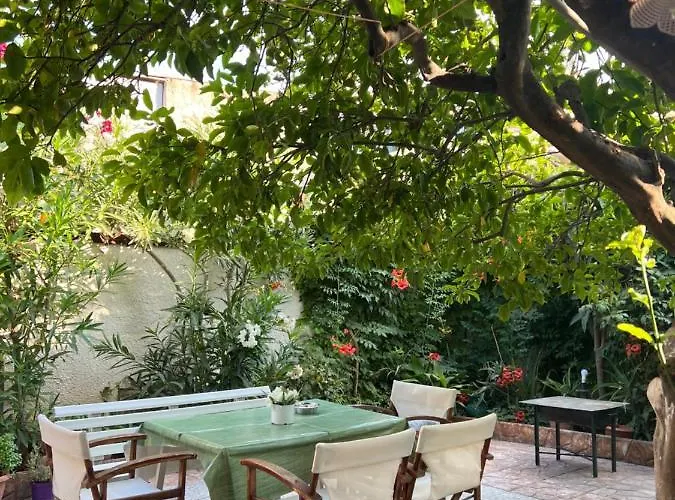 Cosy Guesthouse-souterrain With Garden In City Center