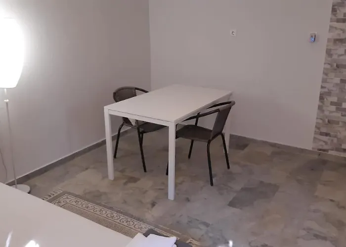 Cosy Guesthouse-souterrain With Garden In City Center Corinth