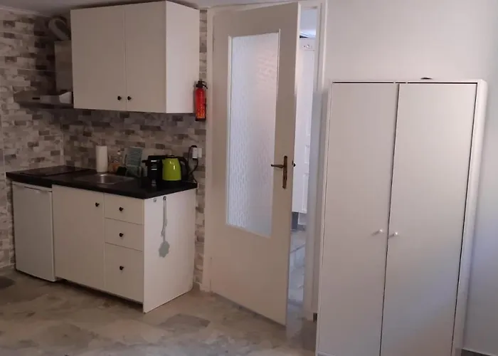 Cosy Guesthouse-souterrain With Garden In City Center * Corinth