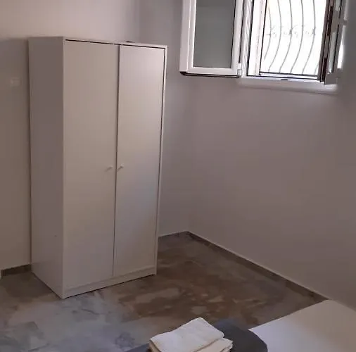 Cosy Guesthouse-souterrain With Garden In City Center Corinth